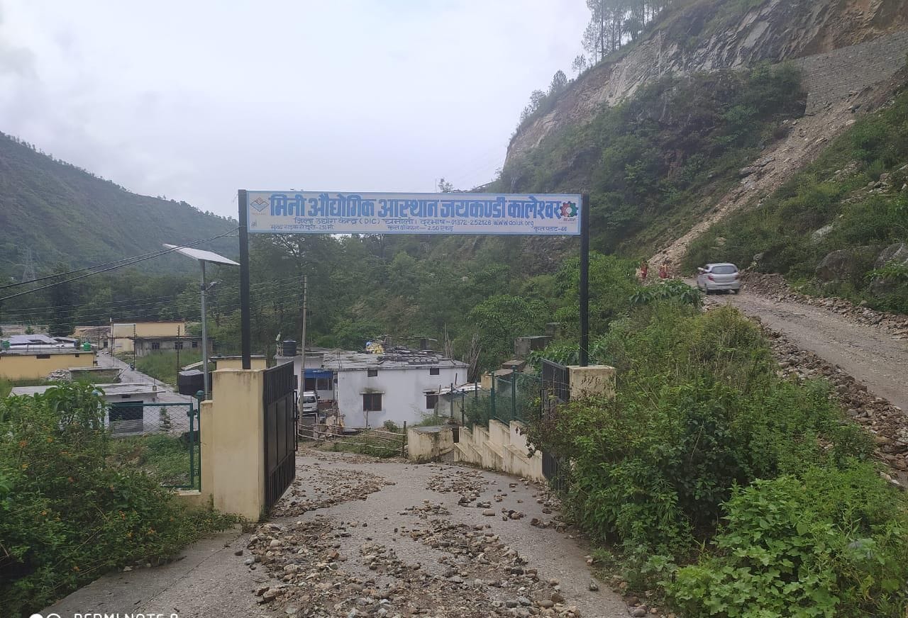 चमोली के औद्योगिक संस्थान कालेश्वर में घुसा मलबा। उद्योगों को हुआ नुकसान। चमोली के औद्योगिक संस्थान कालेश्वर में घुसा मलबा। उद्योगों को हुआ नुकसान।
