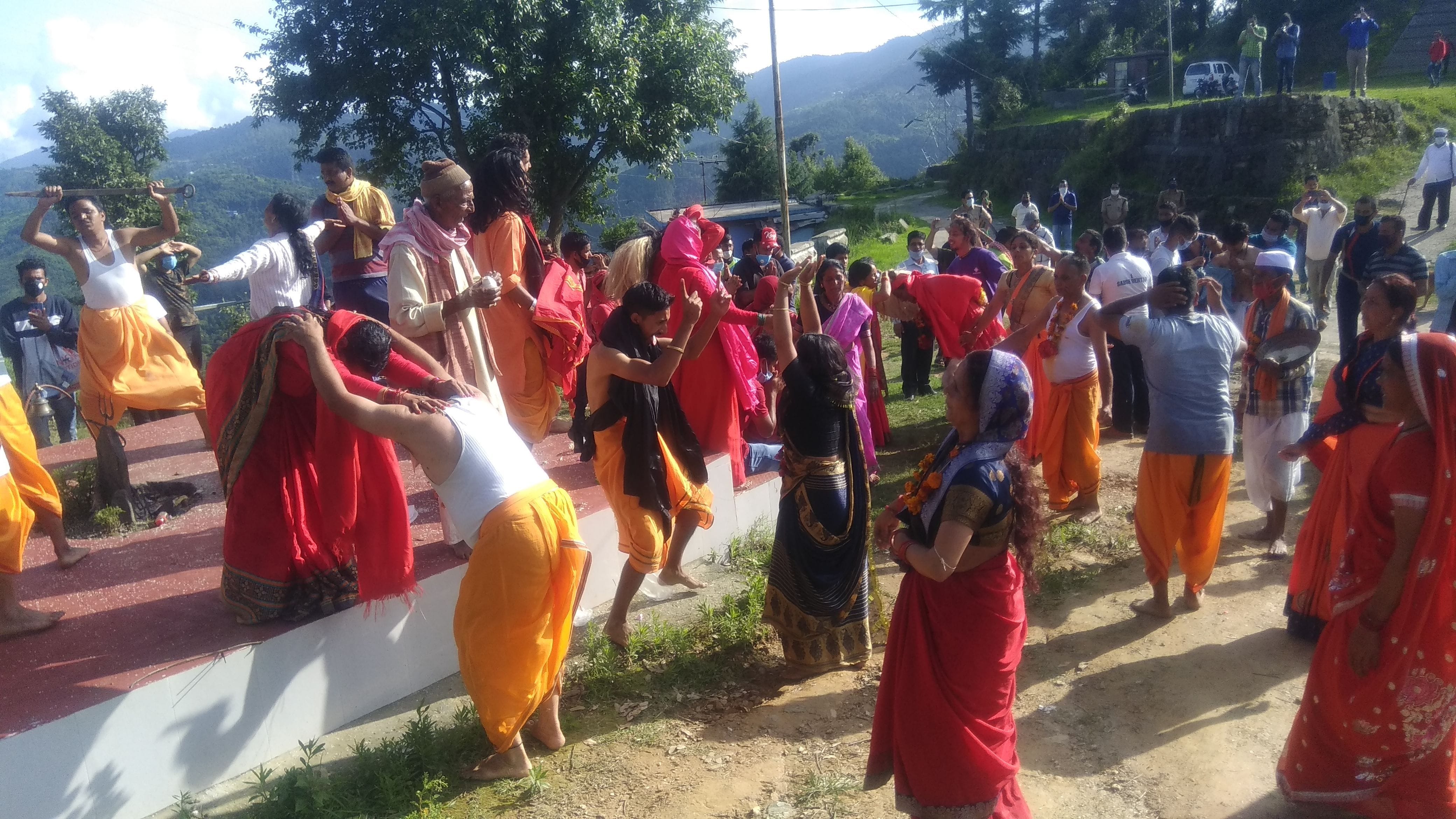देवीधार महोत्सव में कलीगांव और रायनगर चौडी के देव डांगरों का होता मिलन। देवीधार महोत्सव में कलीगांव और रायनगर चौडी के देव डांगरों का होता मिलन।