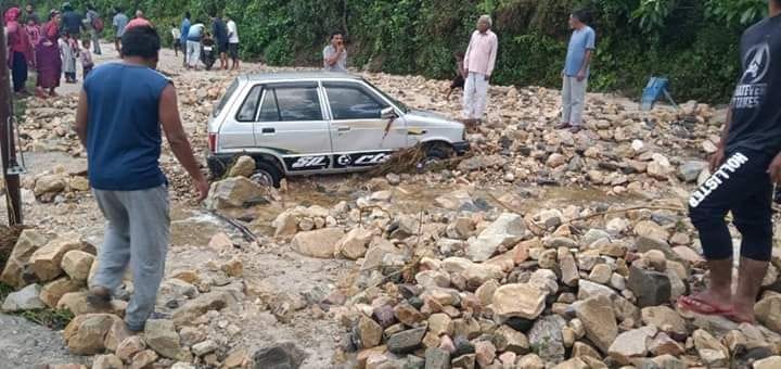 चमोली के तेफना में गदेरे में फंसी कार। गदेरे का मलबा कई घरों में भी घुसा। चमोली के तेफना में गदेरे में फंसी कार। गदेरे का मलबा कई घरों में भी घुसा।