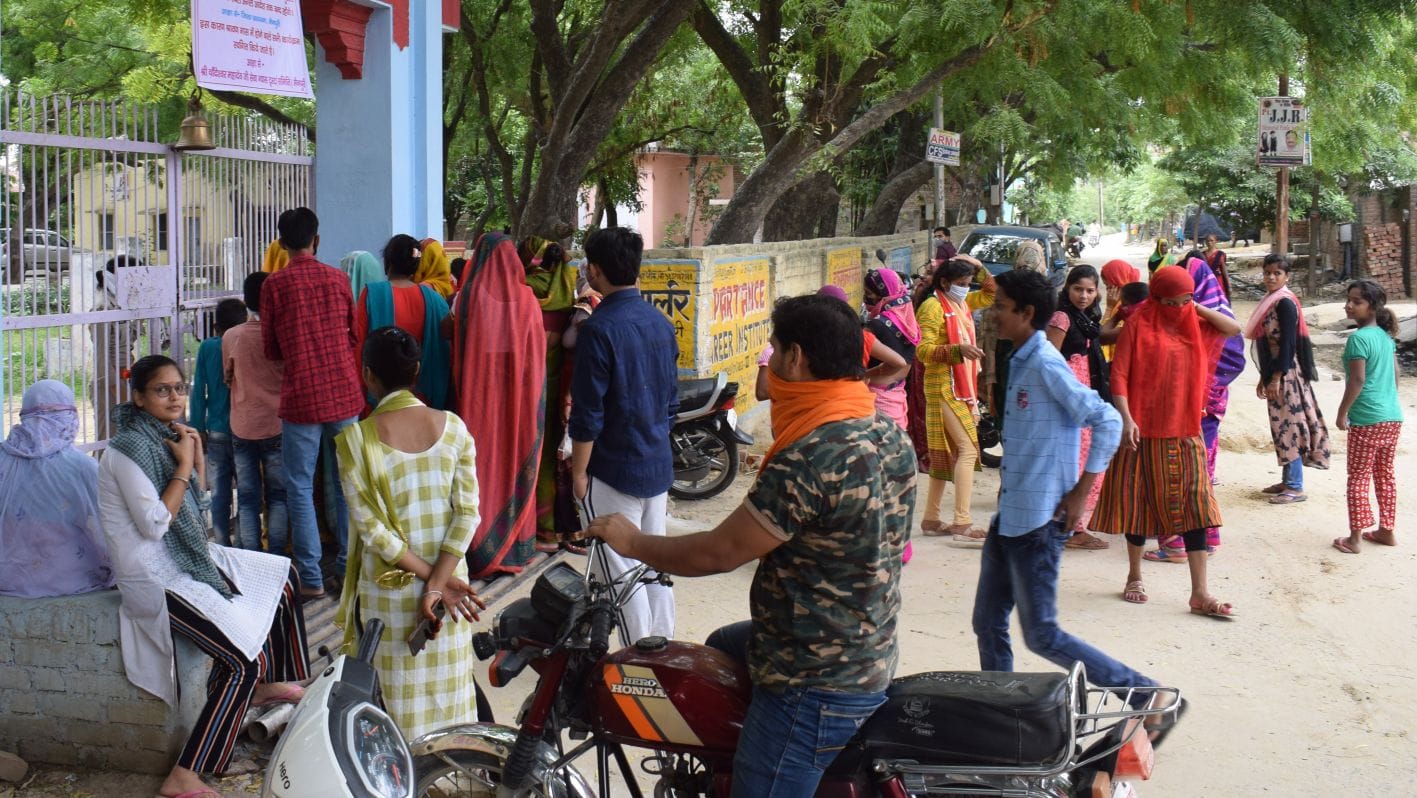 06एमएनपी-15-चांदेश्वर मंदिर में गेट के बाहर लगी कतार 06एमएनपी-15-चांदेश्वर मंदिर में गेट के बाहर लगी कतार