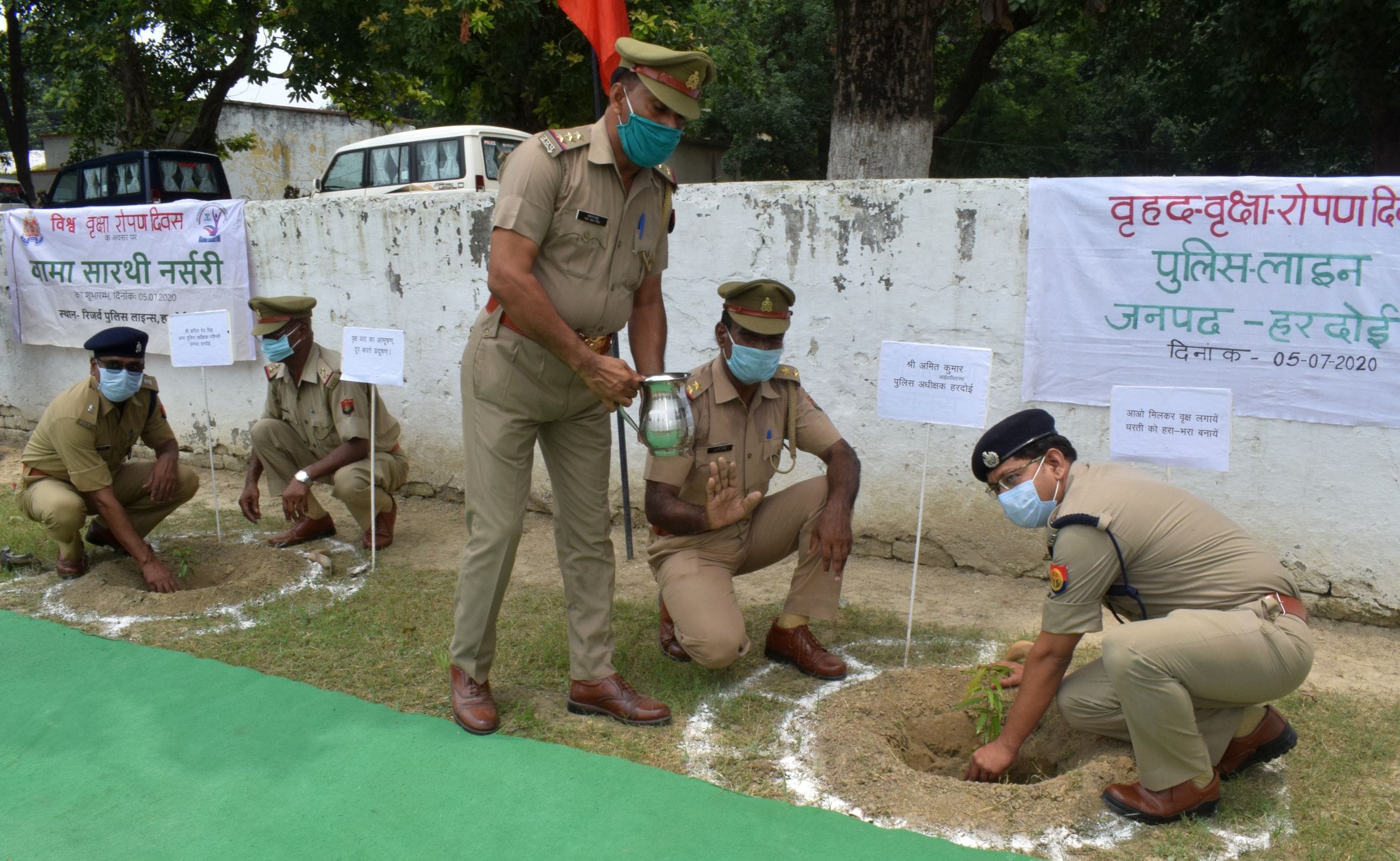 फोटो-2-पुलिस लाइन सभागार में पौधरोपण करते पुलिस अधीक्षक अमित कुमार व अपर पुलिस अधीक्षक कपिल देव स? फोटो-2-पुलिस लाइन सभागार में पौधरोपण करते पुलिस अधीक्षक अमित कुमार व अपर पुलिस अधीक्षक कपिल देव स?