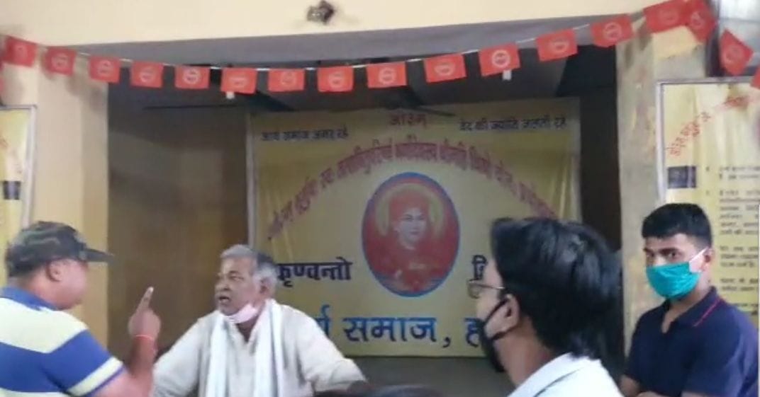 फोटो-20-मनाही के बावजूद मंदिर में हवन करने पर पूर्व जिलाध्यक्ष विद्याराम वर्मा को नसहीत देते शहर क फोटो-20-मनाही के बावजूद मंदिर में हवन करने पर पूर्व जिलाध्यक्ष विद्याराम वर्मा को नसहीत देते शहर क