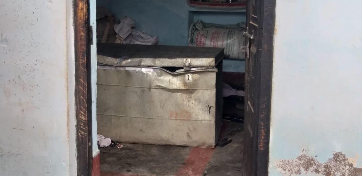 हत्यारोपी के घर का तोड़ा गया सामान हत्यारोपी के घर का तोड़ा गया सामान