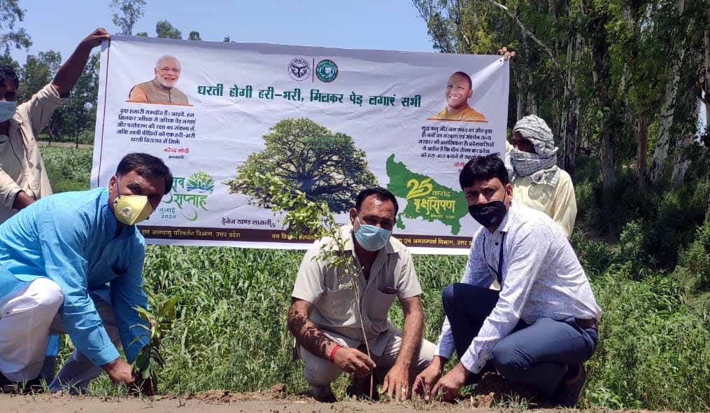 वृक्षारोपण अभियान के तहत कैराना के मवी यमुना बांध पर पौधारोपण करते भाजपा नेता अनिल चौहान व सिचाई वृक्षारोपण अभियान के तहत कैराना के मवी यमुना बांध पर पौधारोपण करते भाजपा नेता अनिल चौहान व सिचाई