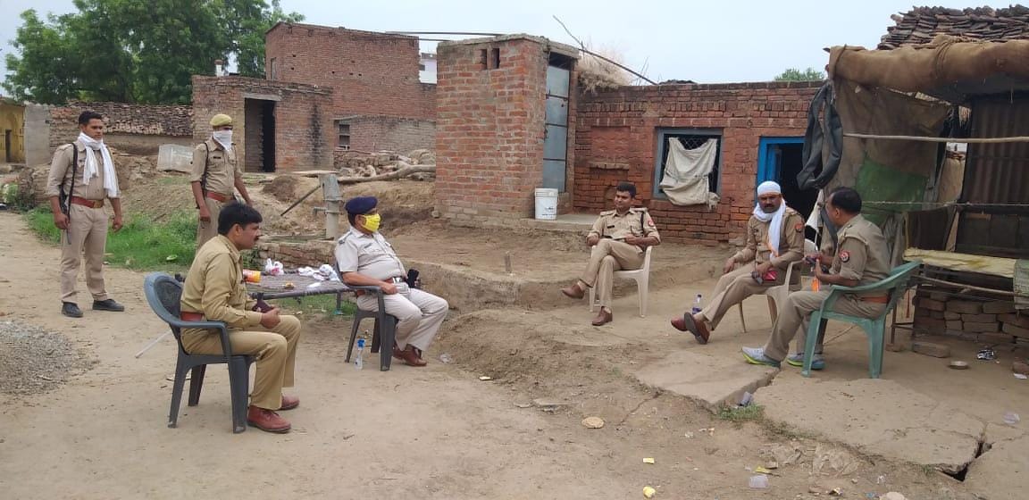 आरोपी के घर के बाहर तैनात पुलिस फोर्स आरोपी के घर के बाहर तैनात पुलिस फोर्स