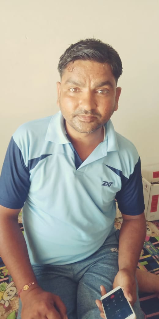 थाना भवन में आम की फसल के बारे में जानकारी देते देशपाल थाना भवन में आम की फसल के बारे में जानकारी देते देशपाल
