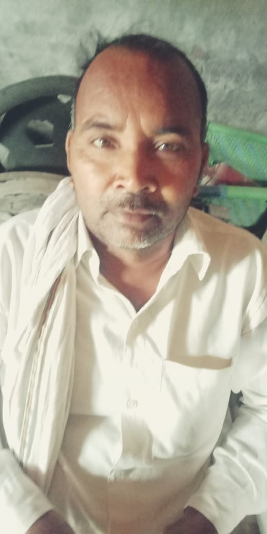 थाना भवन में आम की फसल के बारे में जानकारी देते पदम सिंह थाना भवन में आम की फसल के बारे में जानकारी देते पदम सिंह