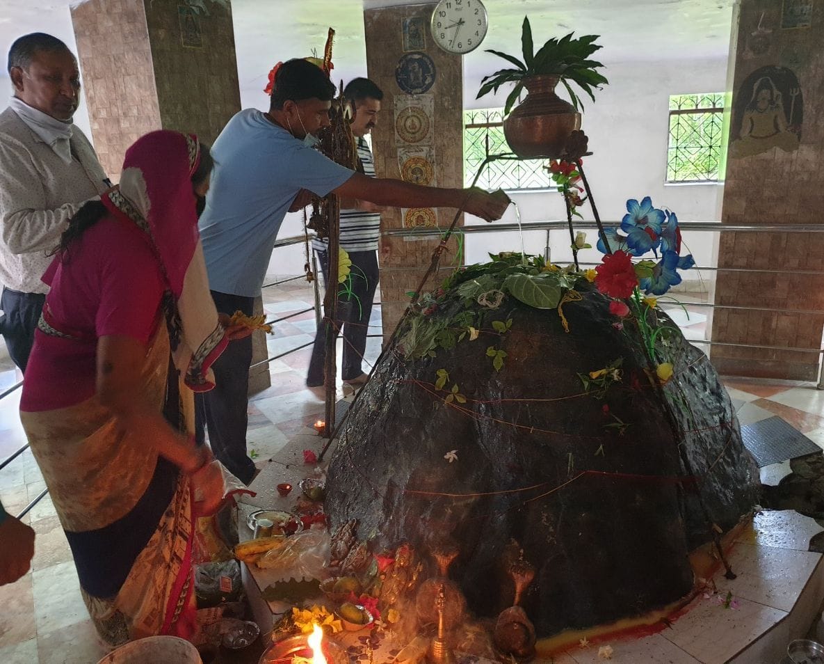 बाजपुर मंदिर में पूजा अर्चना करते श्रद्घालु। बाजपुर मंदिर में पूजा अर्चना करते श्रद्घालु।