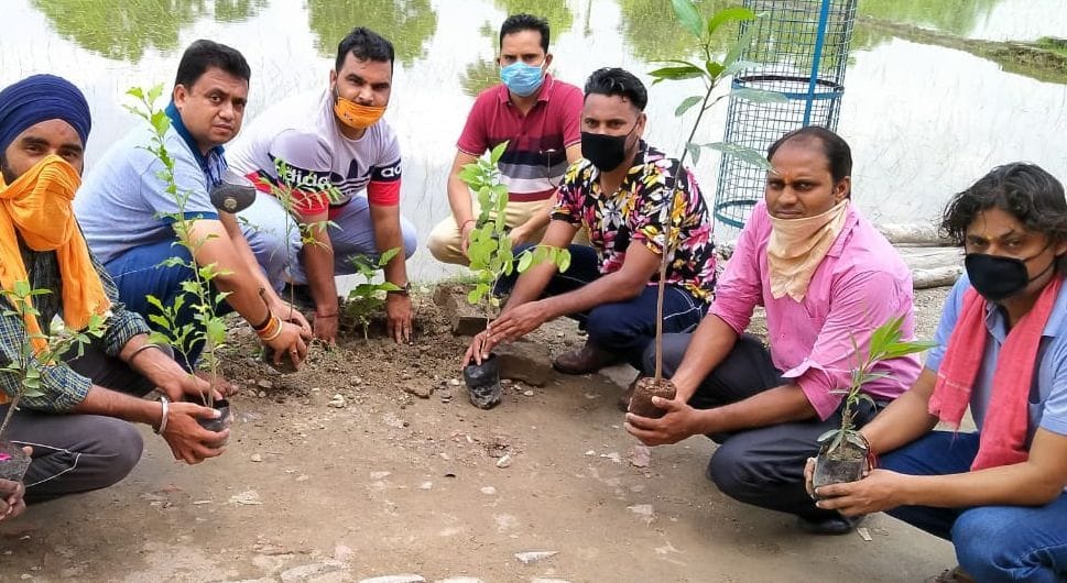 बाजपुर श्री बालाजी घाटा मंदिर परिसर में पौधारोपण करते युवक। बाजपुर श्री बालाजी घाटा मंदिर परिसर में पौधारोपण करते युवक।