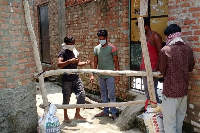बाजपुर गांव में सील किया गया चिन्हित मोहल्ला। बाजपुर गांव में सील किया गया चिन्हित मोहल्ला।