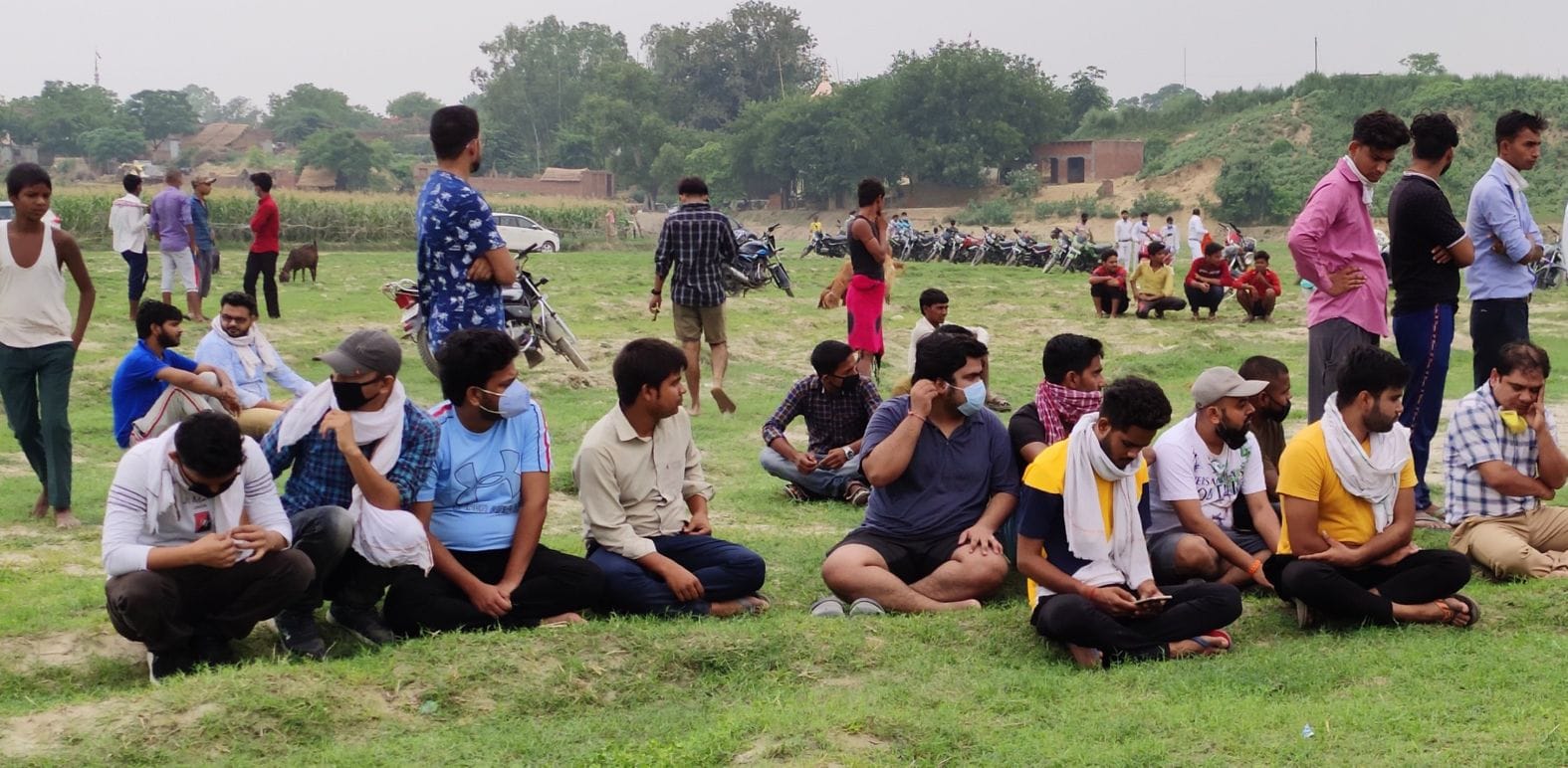 भोजपुर स्थित गंगातट पर बैठे गौरव के साथी। संवाद भोजपुर स्थित गंगातट पर बैठे गौरव के साथी। संवाद