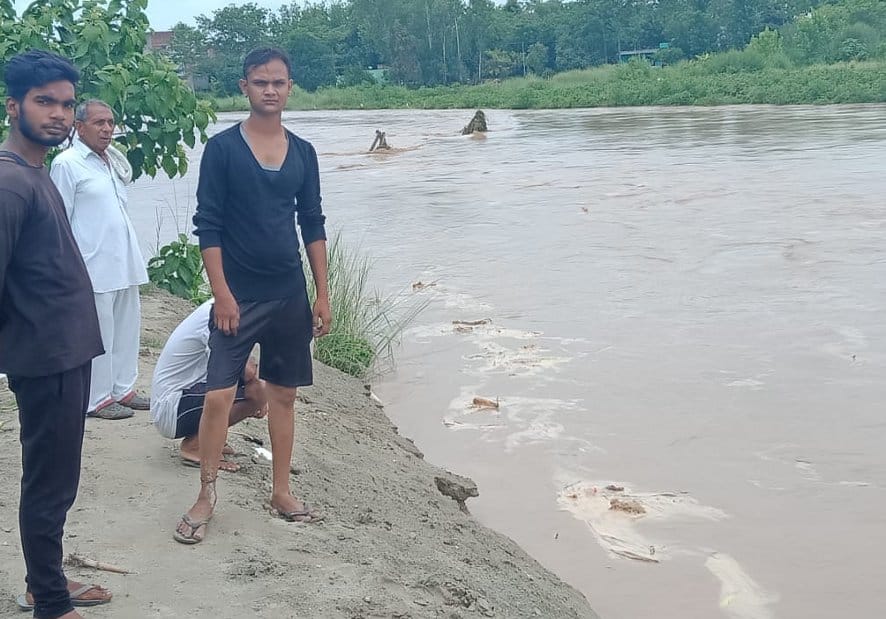 नजीबाबाद के खैरूल्लापुर में करोड़ों रुपए की लागत से बनी पिचिंग के नदी में समाए स्टड। नजीबाबाद के खैरूल्लापुर में करोड़ों रुपए की लागत से बनी पिचिंग के नदी में समाए स्टड।