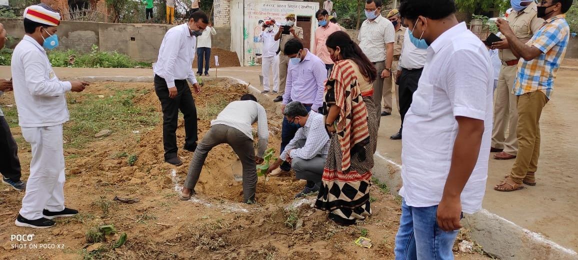 डकोर ब्लॉक के बंदधौली मे नोडल अधिकारी व डीएम मन्नान अख्तर पौधरोपण करते