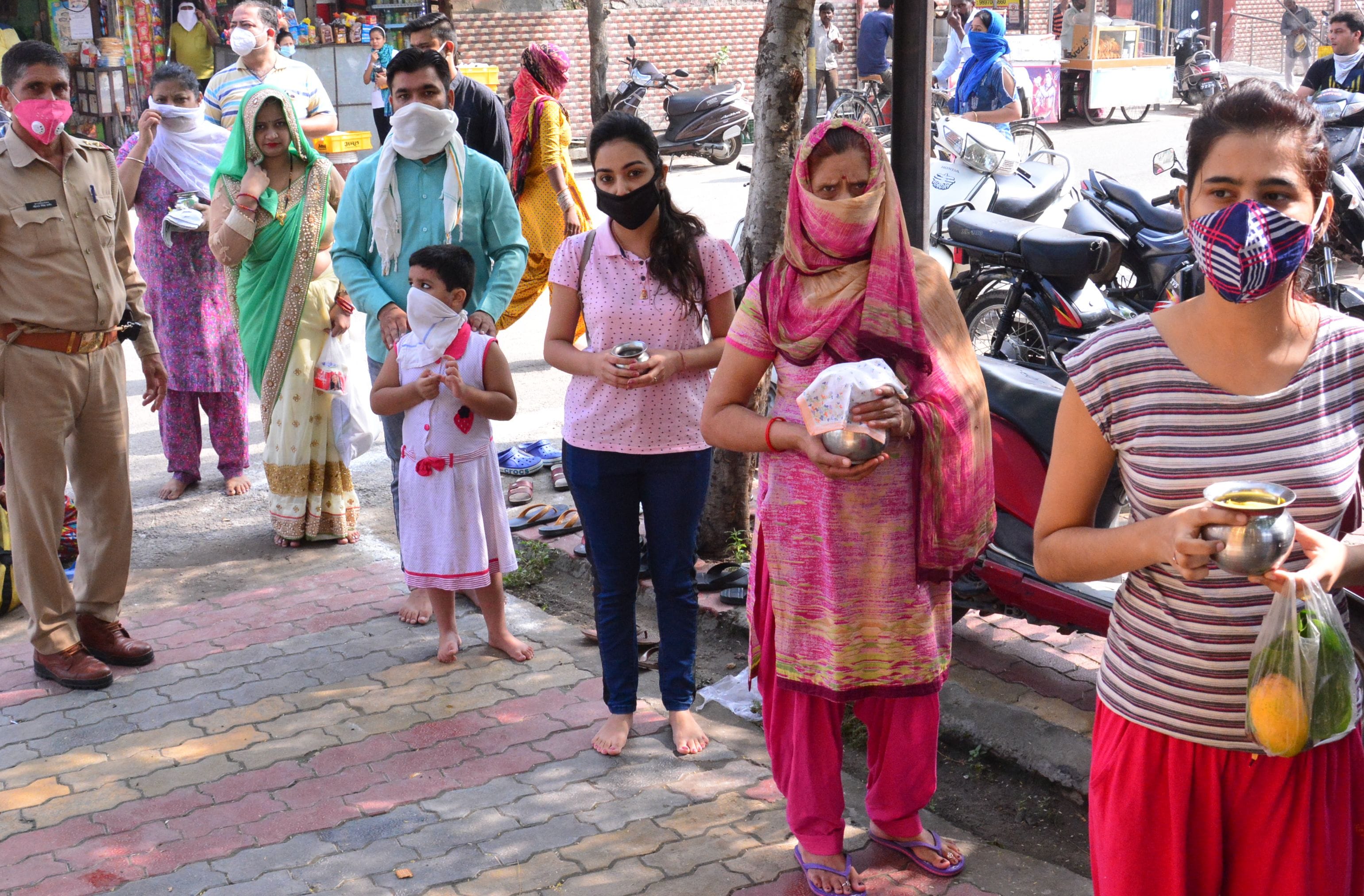 गांधी कालौनी के अनंतेशवर मंदिर में श्रावण मास के प्रथम सोमवार को श्रद्धालुओं को सोशल डिस्टेंस स? गांधी कालौनी के अनंतेशवर मंदिर में श्रावण मास के प्रथम सोमवार को श्रद्धालुओं को सोशल डिस्टेंस स?