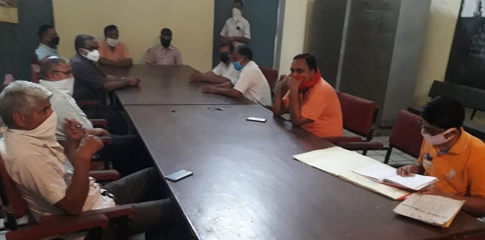 शामली आर के इंटर कॉलेज में बैठक करते शिक्षक शामली आर के इंटर कॉलेज में बैठक करते शिक्षक