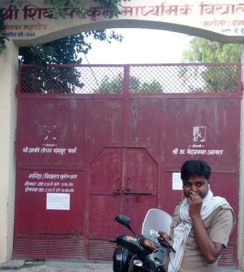 खतौली के थानेश्वर महादेव मंदिर के कपाट बंद करवा कर बाहर तैनात पुलिस। खतौली के थानेश्वर महादेव मंदिर के कपाट बंद करवा कर बाहर तैनात पुलिस।
