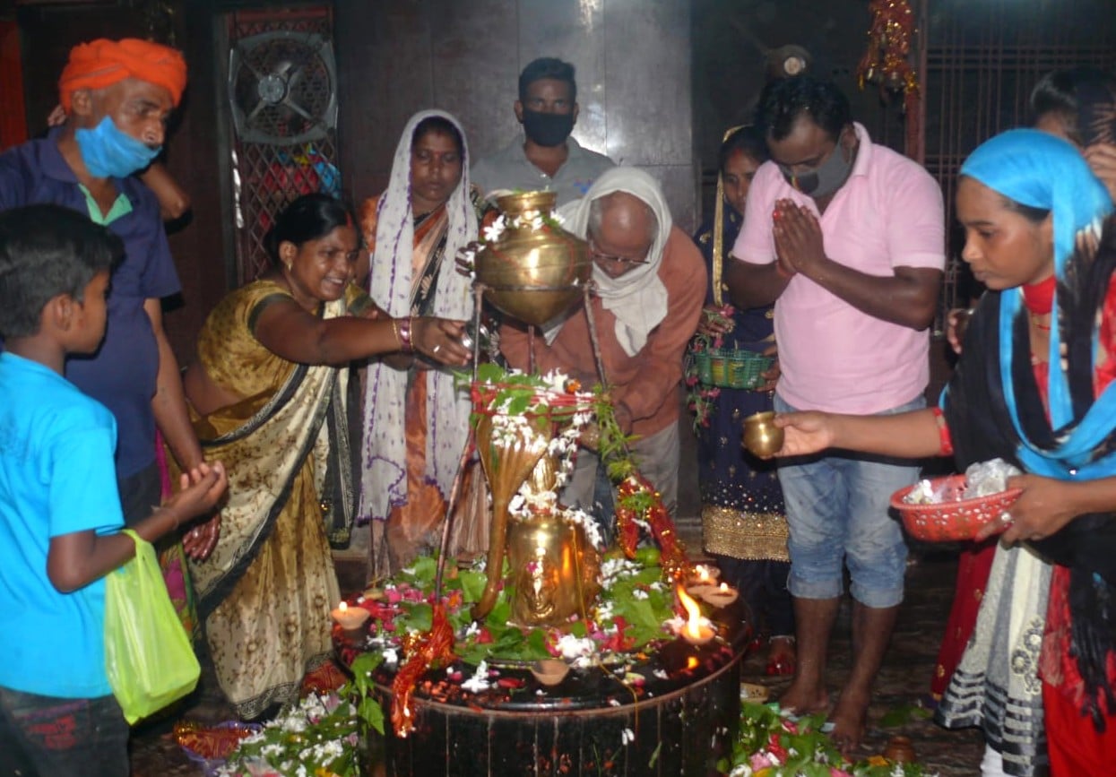शहर रेलवे स्टेशन स्थित बहुरहवा बाबा शिव मंदिर में श्रावण मास प्रथम सोमवार को भगवान शिव का जलाभिष? शहर रेलवे स्टेशन स्थित बहुरहवा बाबा शिव मंदिर में श्रावण मास प्रथम सोमवार को भगवान शिव का जलाभिष?