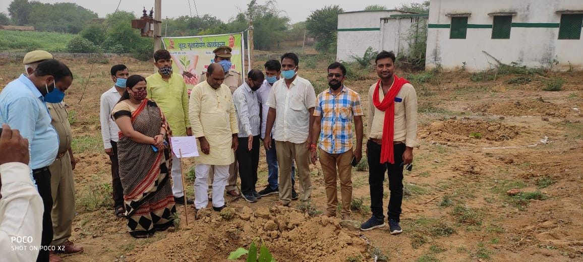 पूर्व माध्यमिक विद्यालय बन्धौली में पौधरोपण करते सदर विधायक गौरी शंकर वर्मा व  आरटीओ सोम लता याद?