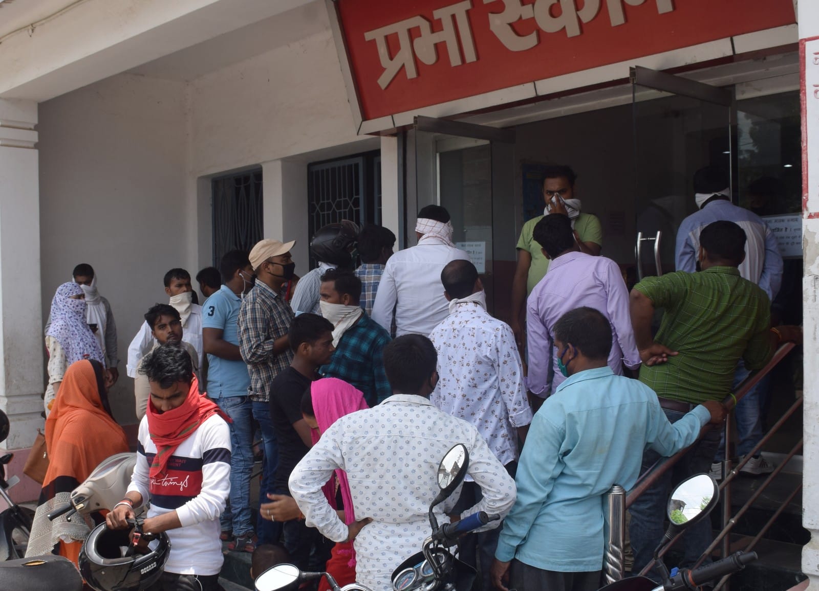 नगर पालिका तिराहे के एक दुकान पर बिना सामाजिक दूरी के खरिदारी करते लोग।