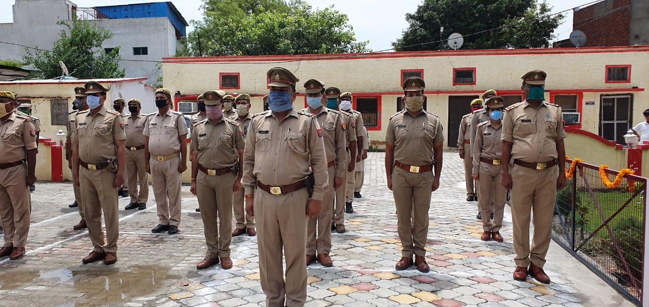 कैराना कोतवाली में शहीद हुए पुलिसकर्मियों को श्रद्धांजलि देते पुलिसकर्मी