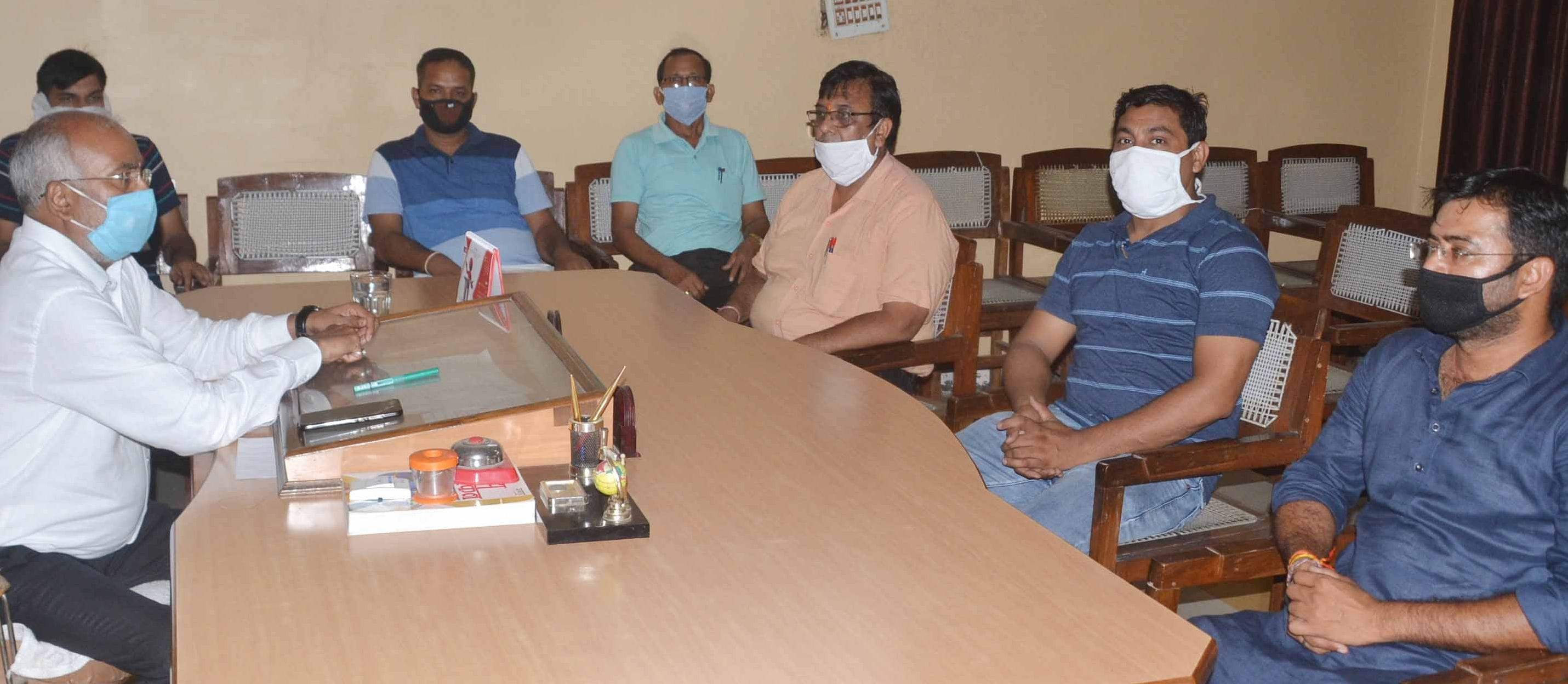 शामली इंटर कॉलेज में शिक्षकों की बैठक रहते प्रधानाचार्य शामली इंटर कॉलेज में शिक्षकों की बैठक रहते प्रधानाचार्य