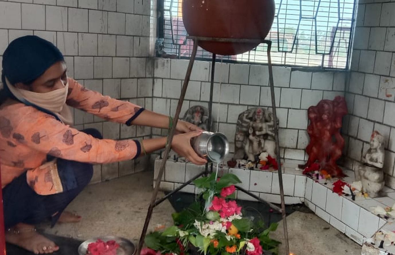 सुल्तानपुर पट्टी में मंदिर में जलाभिषेक करतीश्रद्धालु। सुल्तानपुर पट्टी में मंदिर में जलाभिषेक करतीश्रद्धालु।