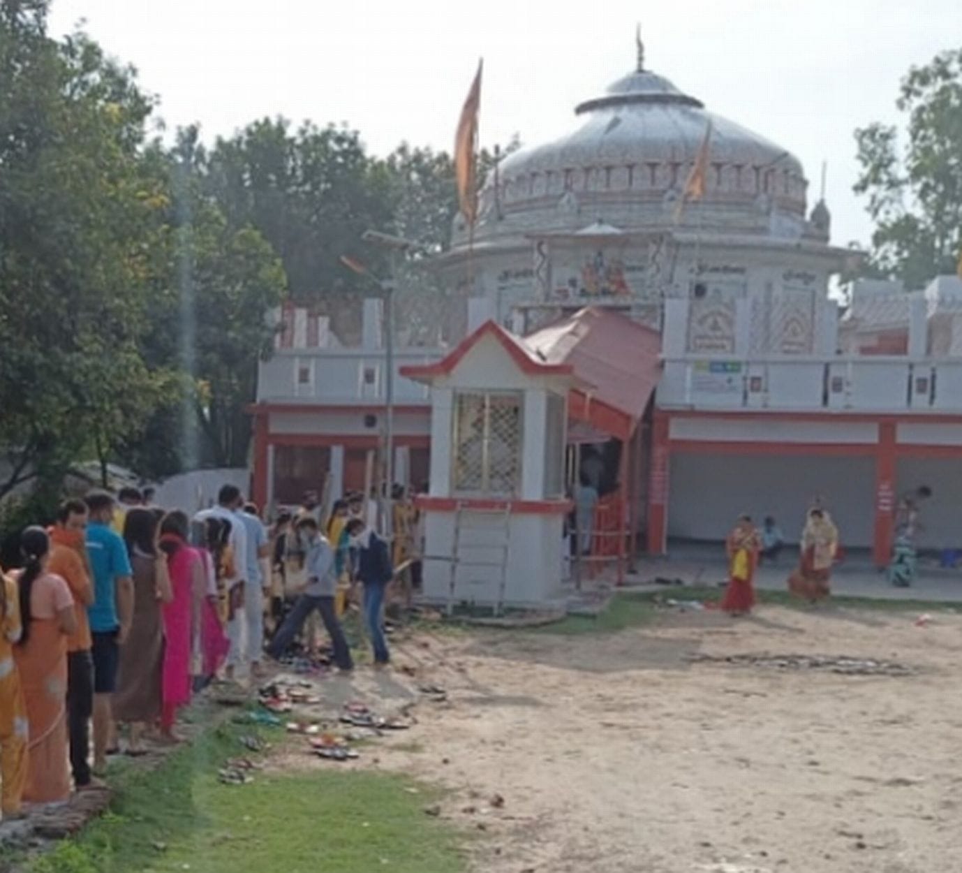 काशीपुर के मंदिर में जलाभिषेक के लिए शिव भक्तों की लगी कतार। काशीपुर के मंदिर में जलाभिषेक के लिए शिव भक्तों की लगी कतार।