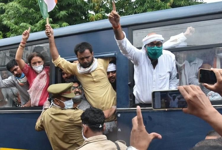 Up Congress State Chief Ajay Kumar Lallu Arrested With Leaders For Protest  In Lucknow. - कानून व्यवस्था पर राज्यपाल को ज्ञापन देने जा रहे कांग्रेस प्रदेश  अध्यक्ष कार्यकर्ताओं ...