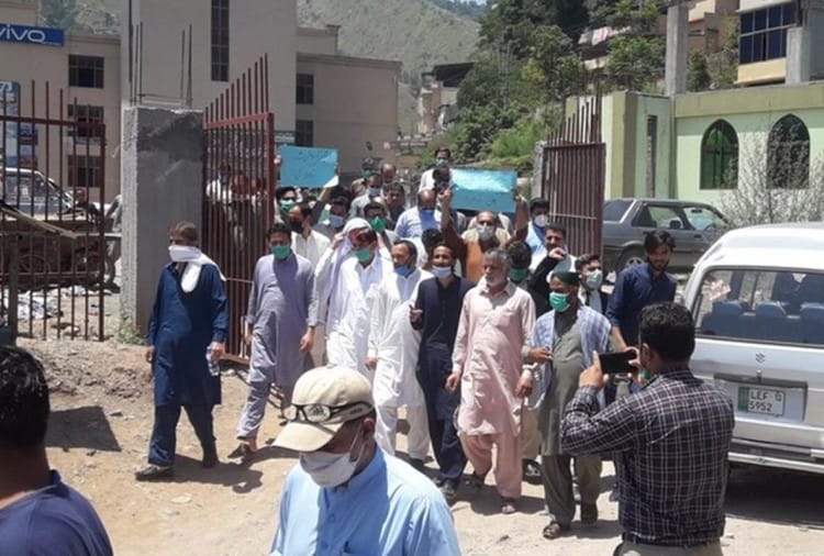 पीओके में प्रदर्शन करते लोग