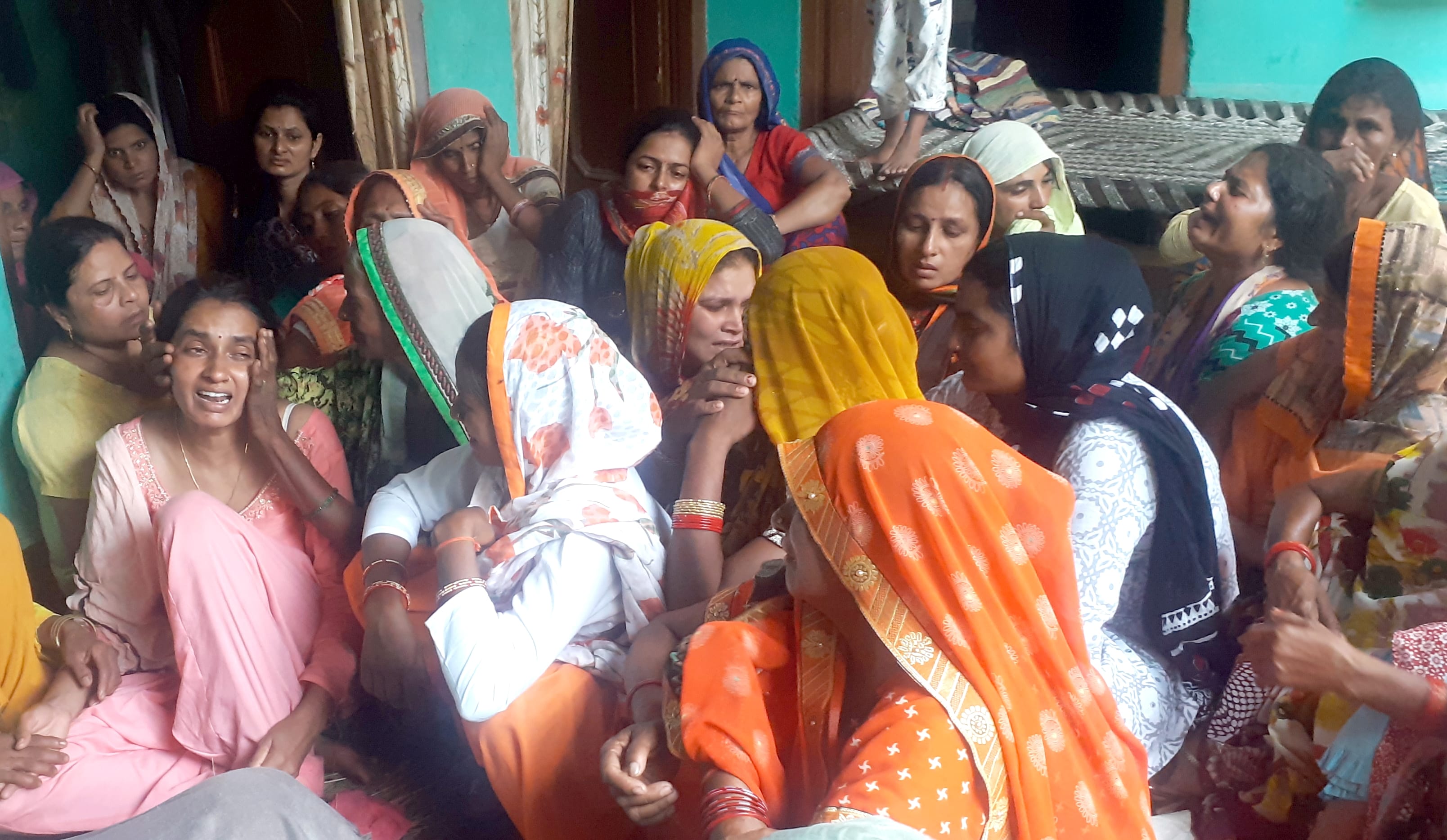 अफजलगढ़ (बिजनौर) के गांव आलमपुर गांवड़ी में बनैली नदी में खनन से बने गहरे कुंड में किशोर के डूबने स अफजलगढ़ (बिजनौर) के गांव आलमपुर गांवड़ी में बनैली नदी में खनन से बने गहरे कुंड में किशोर के डूबने स