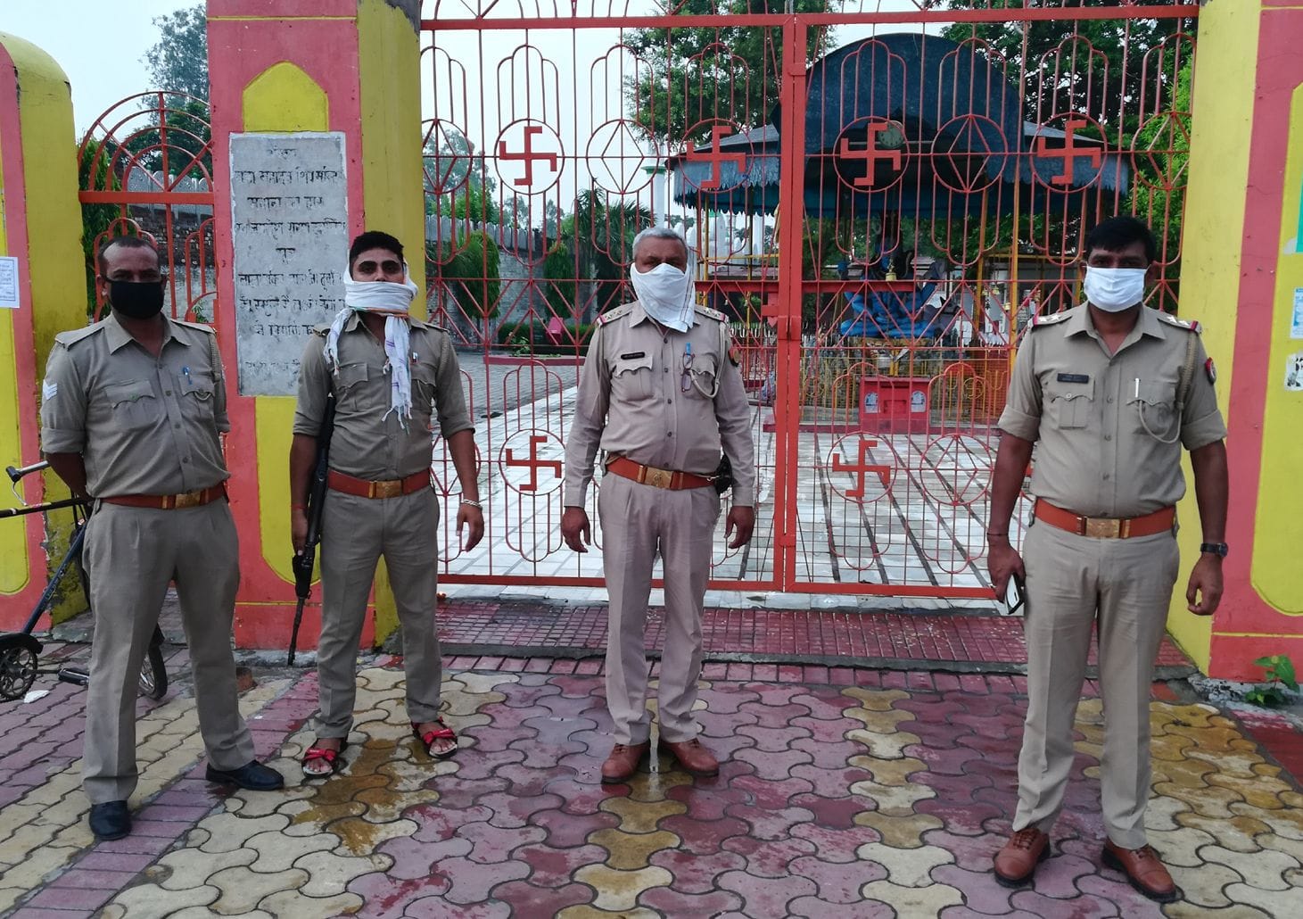 मवाना में बड़े मंदिर का बंद गेट व तैनात पुलिस। मवाना में बड़े मंदिर का बंद गेट व तैनात पुलिस।
