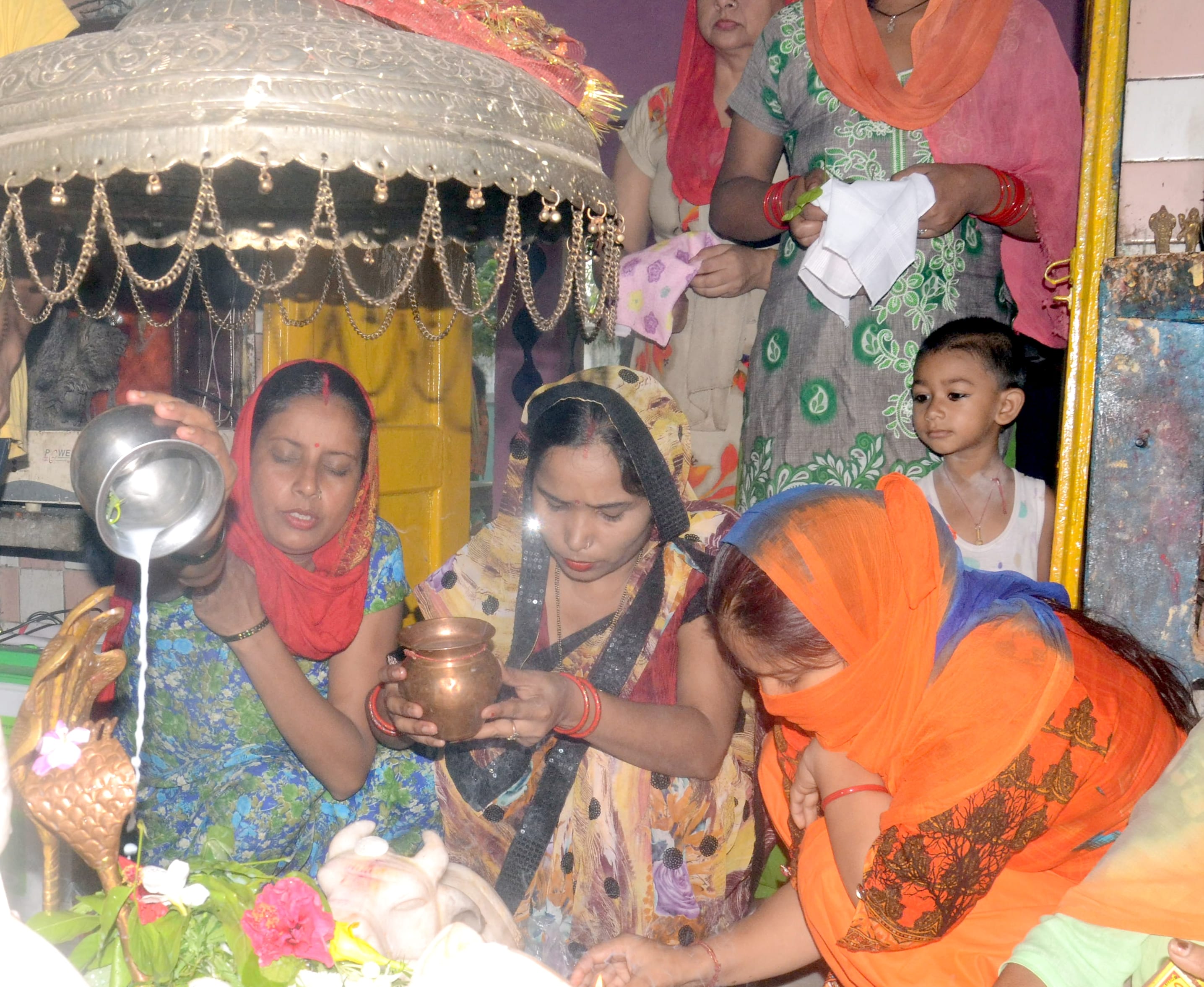 बिजनौर में सावन के पहले सोमवार को कुटिया कालोनी के शिव मंदिर पर जलाभिषेक करती महिला श्रृद्घालु। बिजनौर में सावन के पहले सोमवार को कुटिया कालोनी के शिव मंदिर पर जलाभिषेक करती महिला श्रृद्घालु।