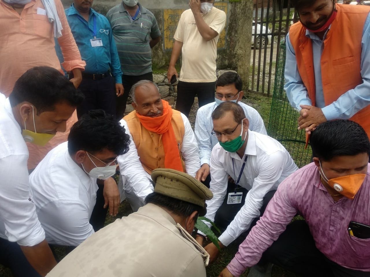 चंपावत के चल्थी जीआईसी में पौधारोपण अभियान की शुरूआत करते प्रभारी मंत्री अरविंद पांडेय।