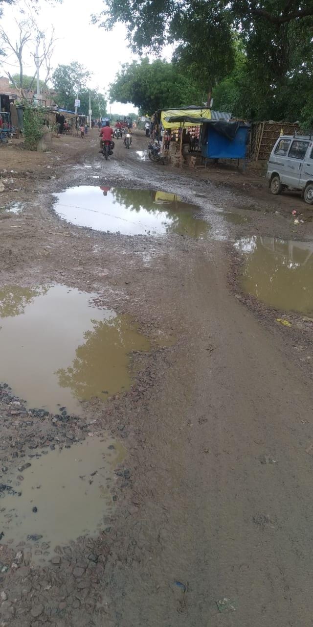 बारिश से तालाब की तरह नजर आती है मदारीपुर मार्ग बारिश से तालाब की तरह नजर आती है मदारीपुर मार्ग