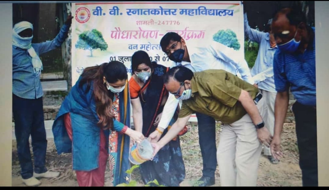 शामली विवि डिग्री कॉलेज में पौधारोपण करती डीएम जसजीत कौर व शिक्षक
