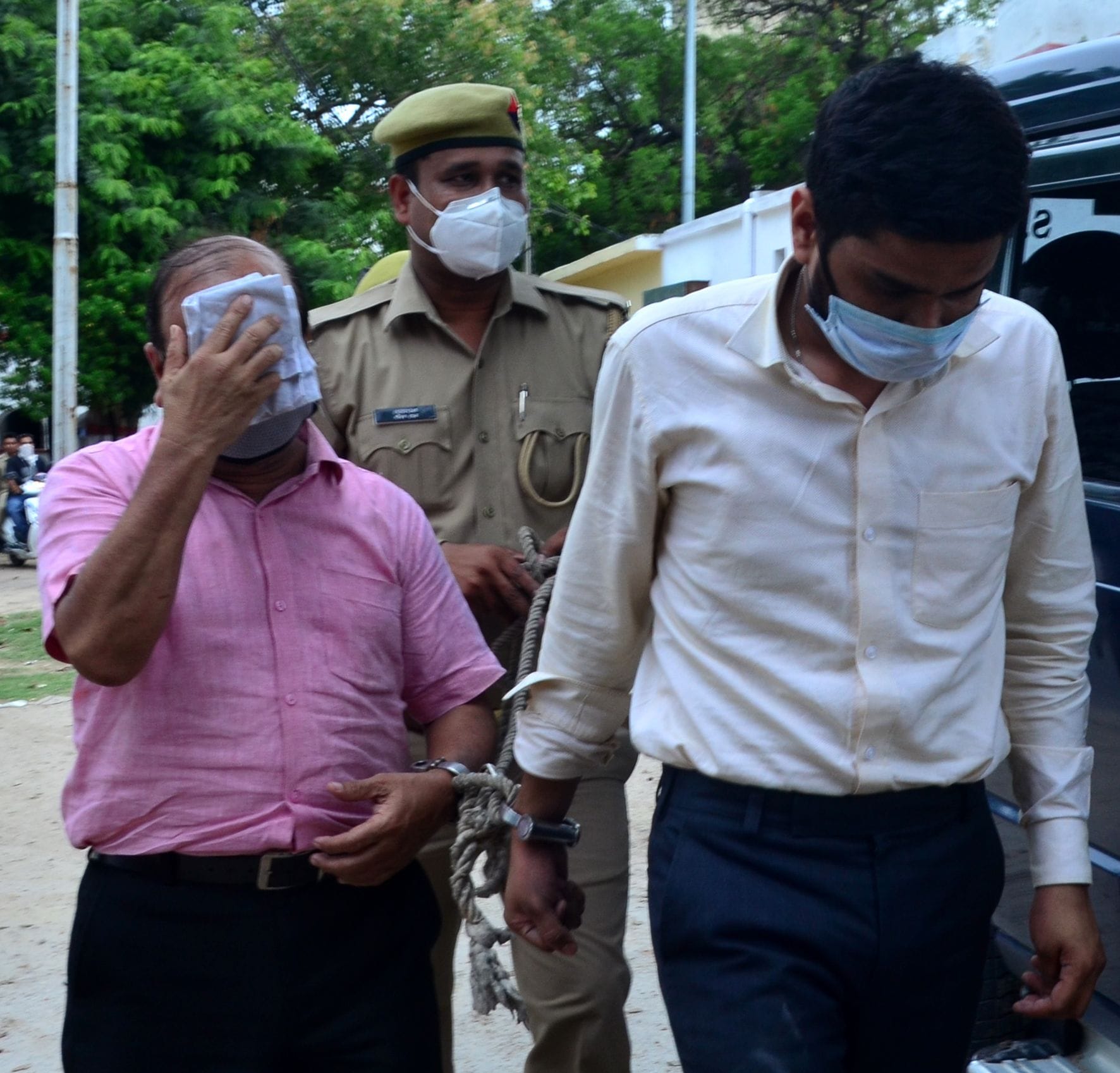 गिरफ्तार पिता-पुत्र को ले जाते पुलिस कर्मी। गिरफ्तार पिता-पुत्र को ले जाते पुलिस कर्मी।