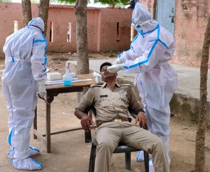 जांच के लिए सैंपल लेते स्वास्थ्यकर्मी। जांच के लिए सैंपल लेते स्वास्थ्यकर्मी।