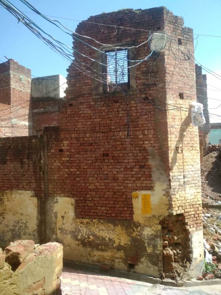 गंगोह के मुहल्ला बाहुद्दीन में खड़ा जर्जर मकान और उस पर लगा बर:जली का बाक्स गंगोह के मुहल्ला बाहुद्दीन में खड़ा जर्जर मकान और उस पर लगा बर:जली का बाक्स