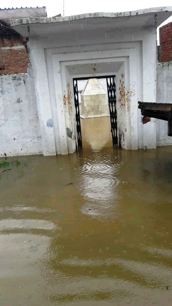 गंगोह के मोहल्ला गुजरान स्थित मंदिर में भरा गंदा पानी गंगोह के मोहल्ला गुजरान स्थित मंदिर में भरा गंदा पानी