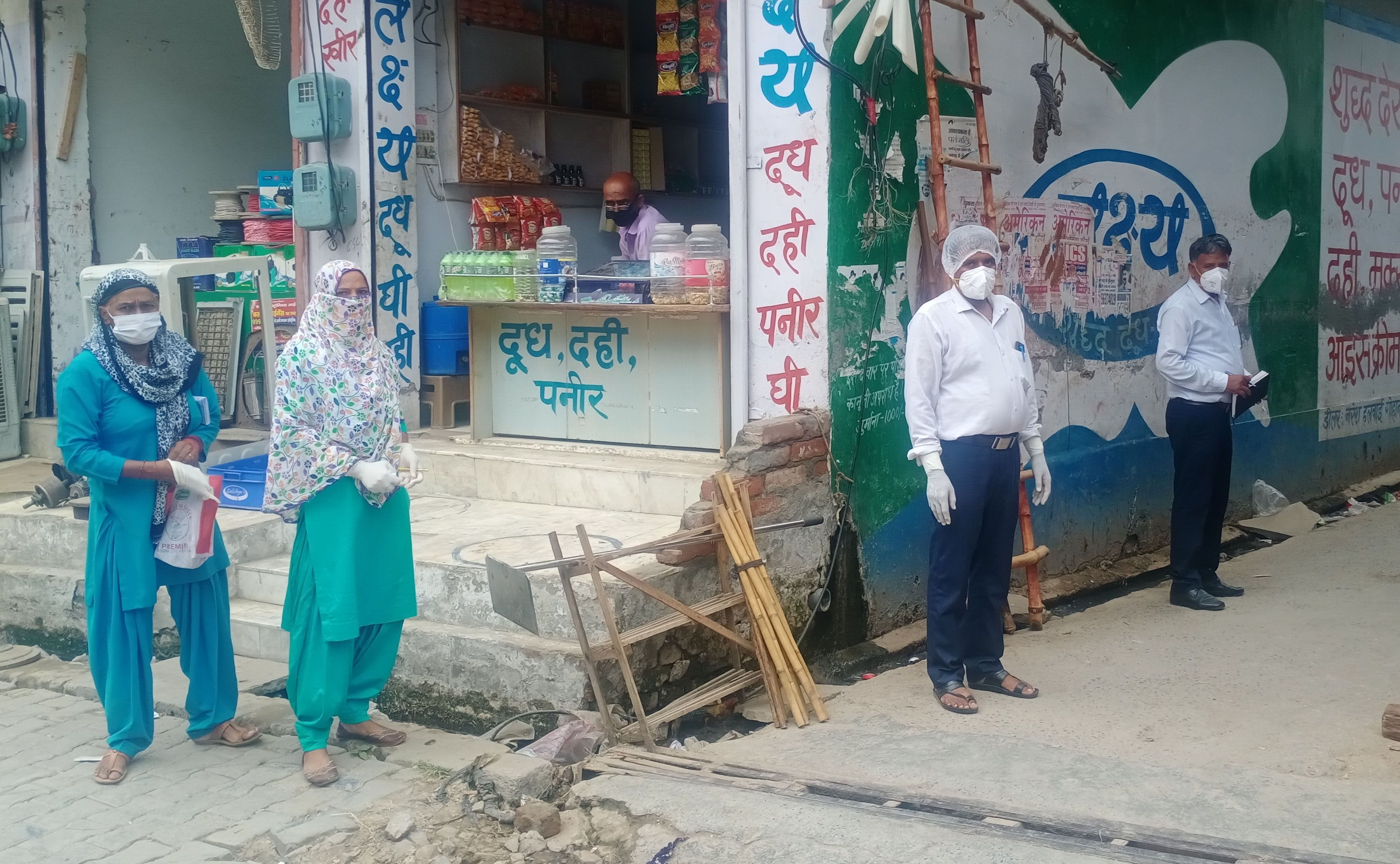 संक्रमित के संपर्क में आए लोगों के सैंपल लेने पहुंची स्वास्थ्य विभाग की टीम। संक्रमित के संपर्क में आए लोगों के सैंपल लेने पहुंची स्वास्थ्य विभाग की टीम।