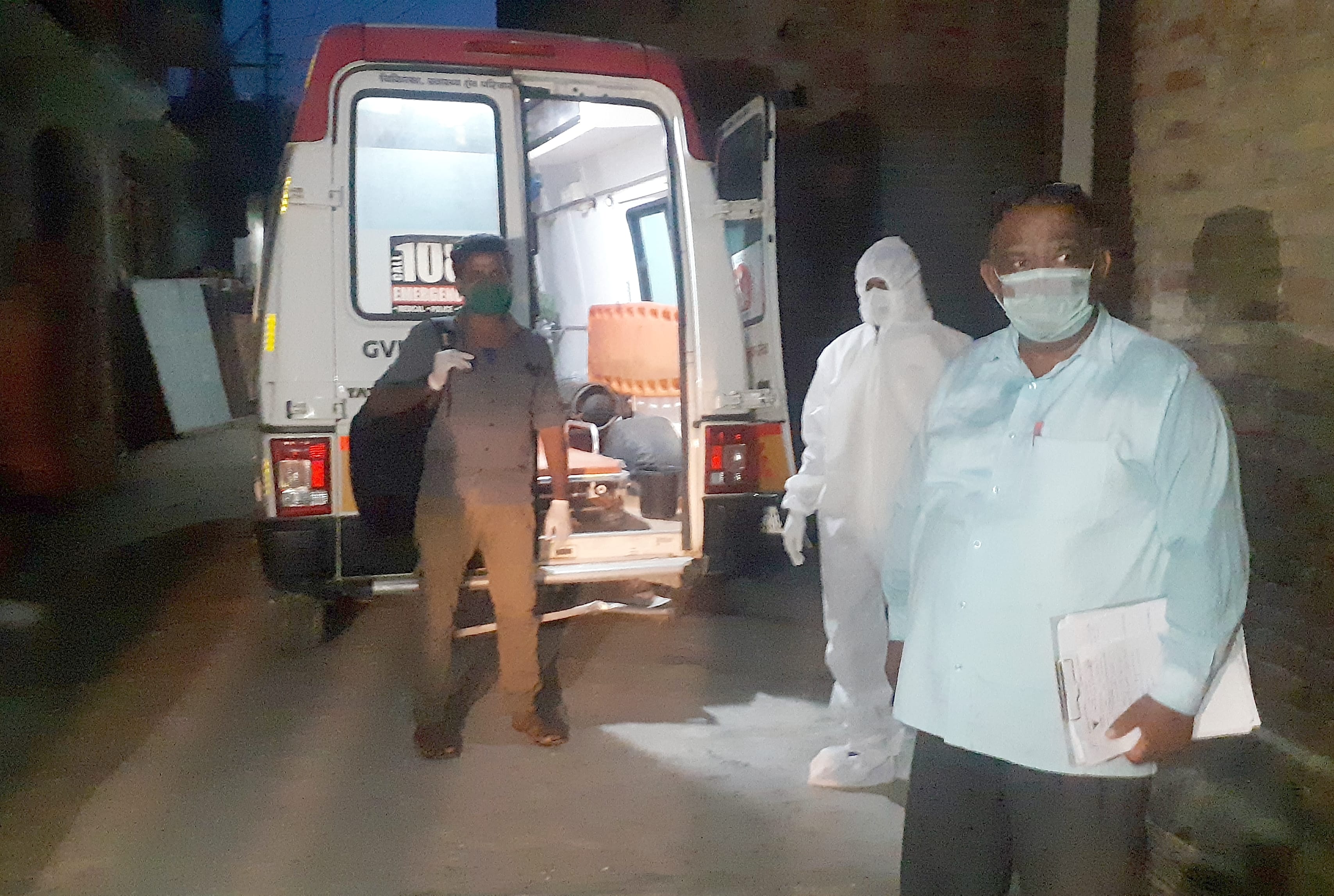 अफजलगढ़ में कोरोना पीड़ित युवक को उपचार के लिए ले जाती स्वस्थ्य विभाग की टीम । अफजलगढ़ में कोरोना पीड़ित युवक को उपचार के लिए ले जाती स्वस्थ्य विभाग की टीम ।