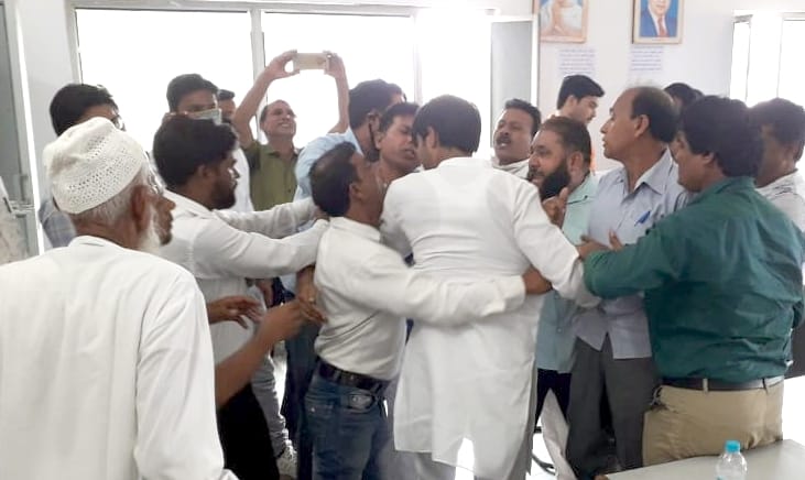 नहटौर में नगर पालिका बोर्ड की वार्षिक बजट की बैठक में आपस मे भिड़ते सभासद। नहटौर में नगर पालिका बोर्ड की वार्षिक बजट की बैठक में आपस मे भिड़ते सभासद।