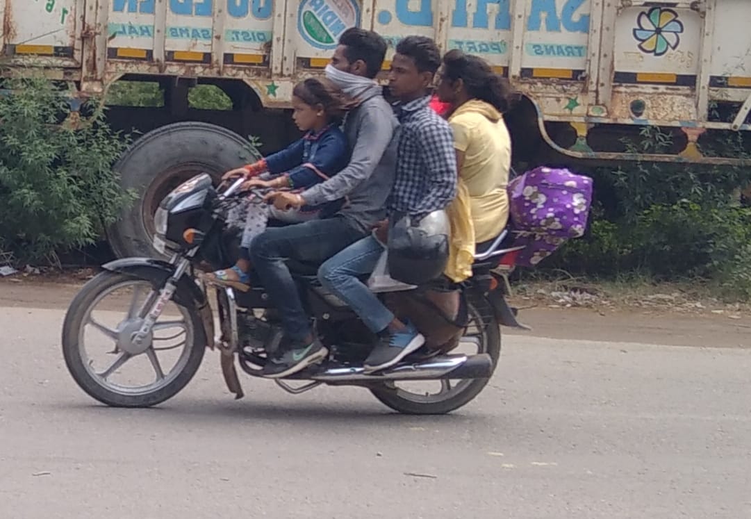 शामली सहारनपुर किराए पर ट्रिपल राइडिंग करते युवक