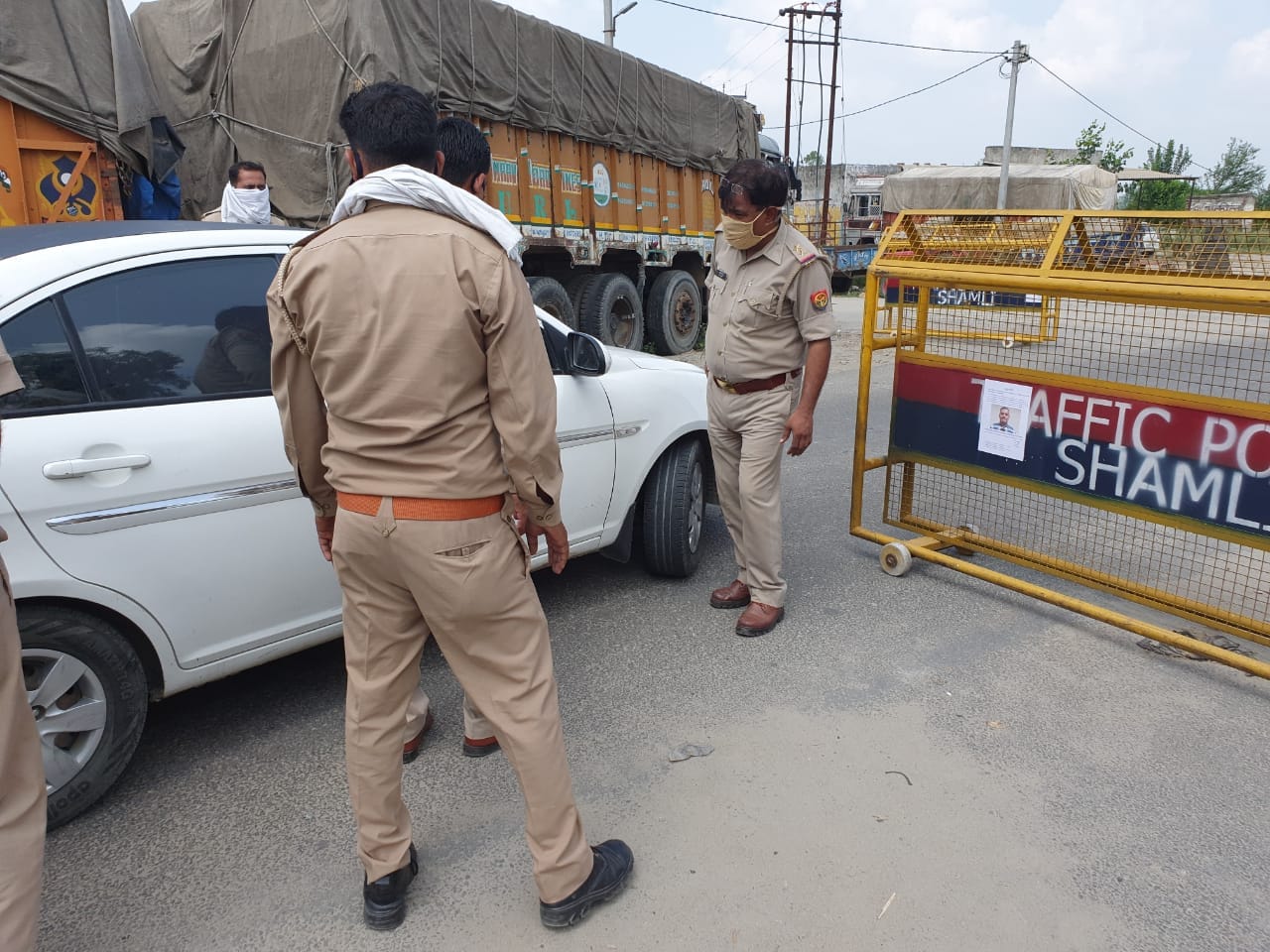 शामली कैराना यमुना पुल पर वाहनों की चेकिंग करते पुलिसकर्मी शामली कैराना यमुना पुल पर वाहनों की चेकिंग करते पुलिसकर्मी