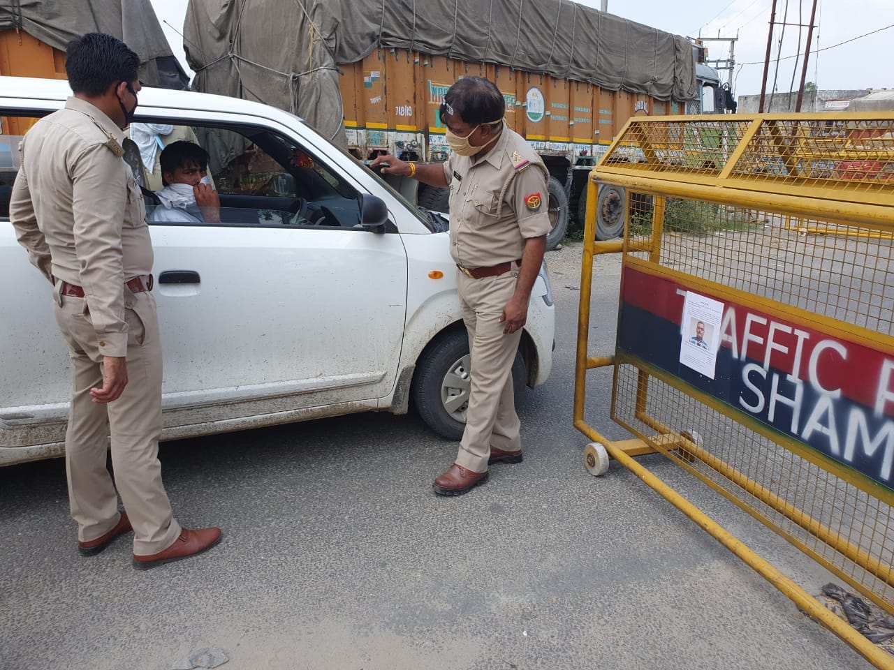 शामली कैराना यमुना पुल पर वाहनों की चेकिंग करते पुलिसकर्मी शामली कैराना यमुना पुल पर वाहनों की चेकिंग करते पुलिसकर्मी