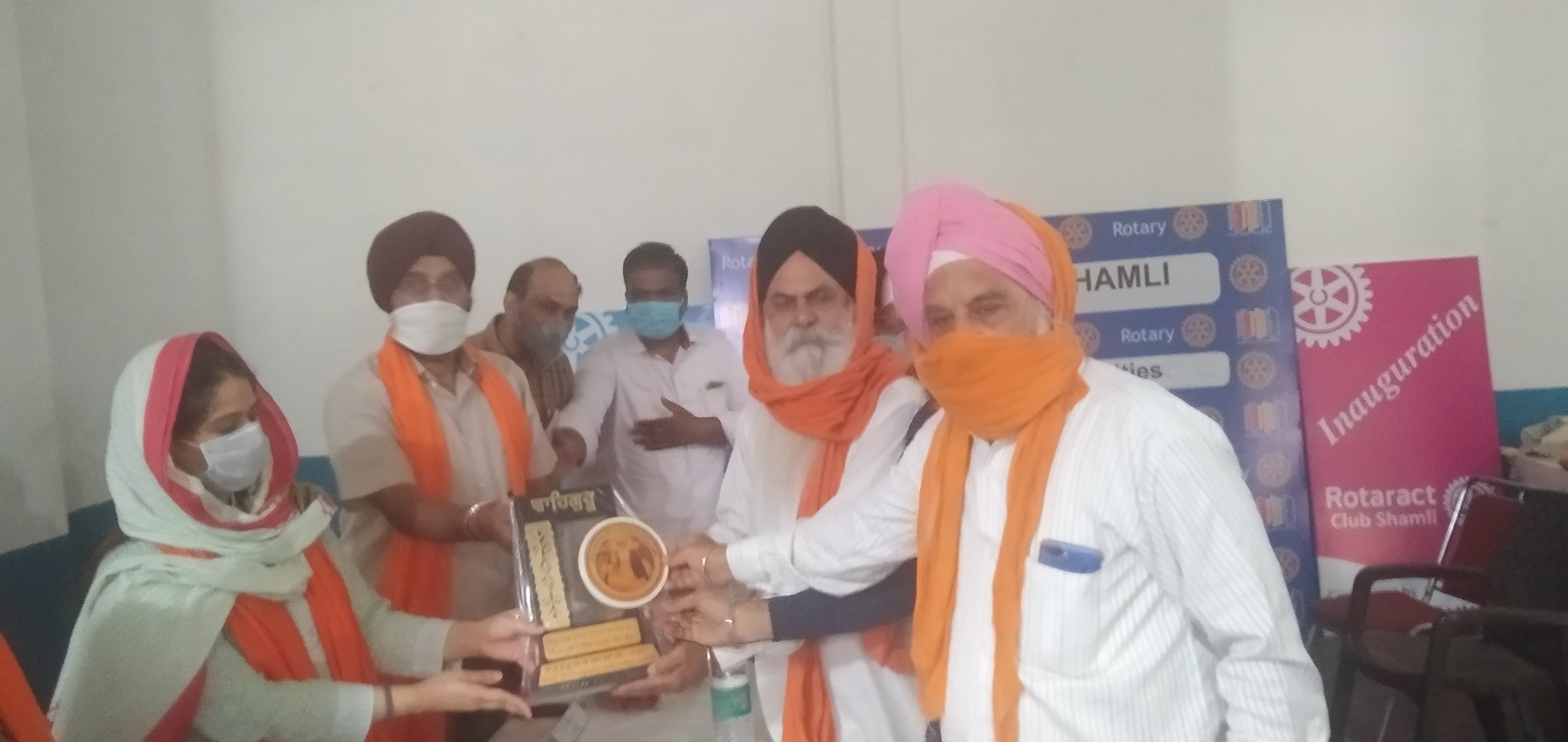 शामली रोटरी क्लब के कार्यक्रम में डीएम जसजीत कौर का स्वागत करते सिख समाज के लोग