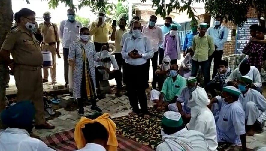 नांगलसोती के उत्तम शुगर मिल पर धरने को संबोधित करतीं एसडीएम संगीता।