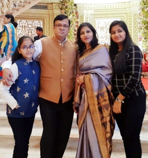 अपनी दो बेटियों के साथ रोमित और सोनाली मित्तल अपनी दो बेटियों के साथ रोमित और सोनाली मित्तल
