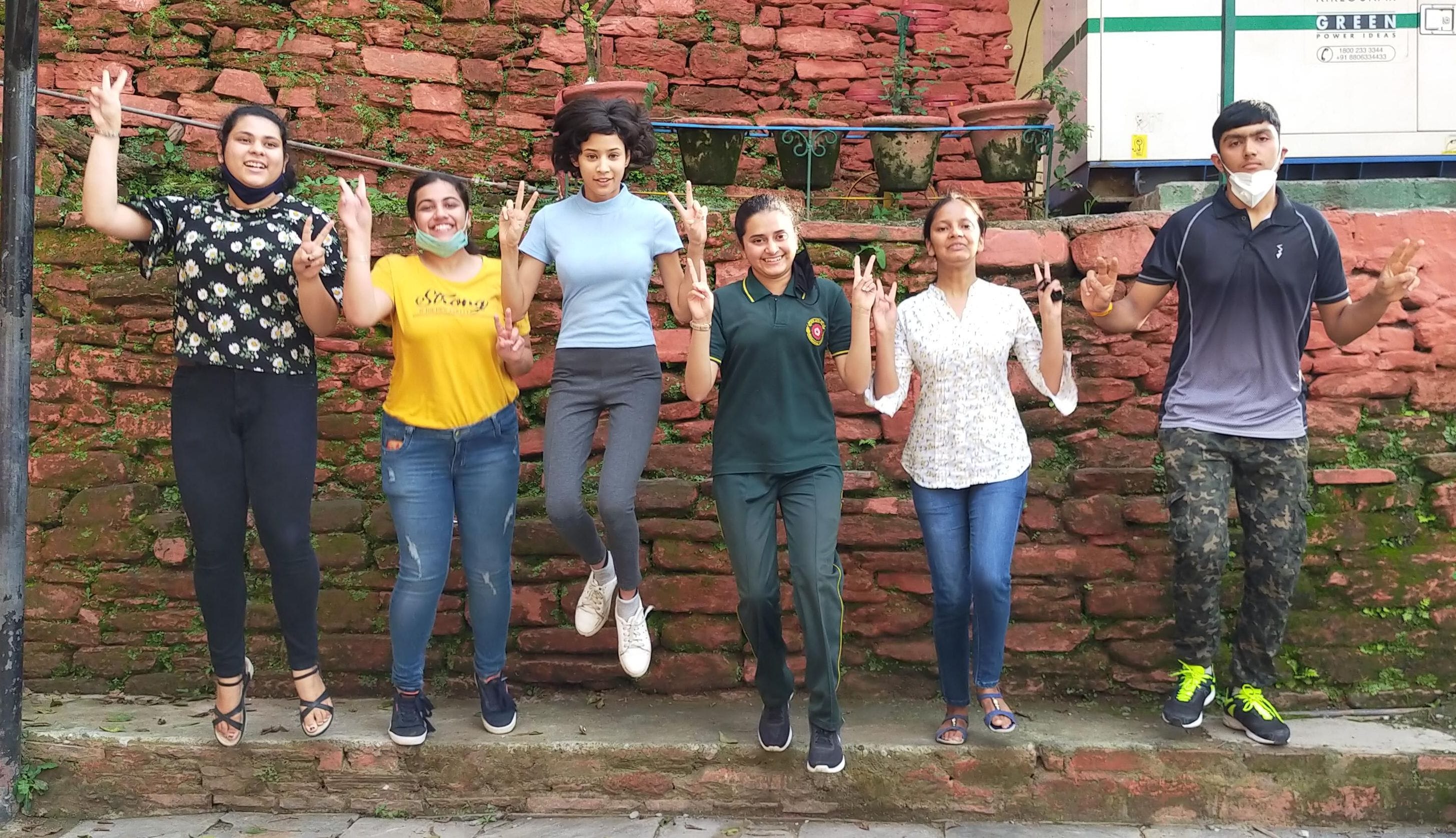 परीक्षा परिणाम आने के बाद खुशी मनाते विद्यार्थी। परीक्षा परिणाम आने के बाद खुशी मनाते विद्यार्थी।