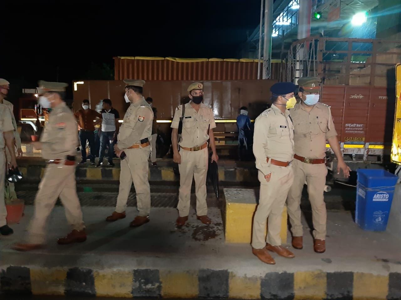 एट टोल पर मौजूद एसपी सतीश कुमार व पुलिसकर्मी